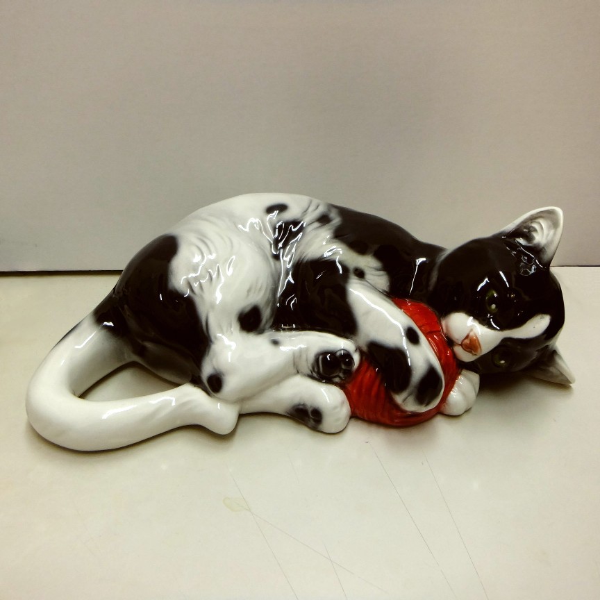 画像1: 陶器動物　猫と毛糸玉